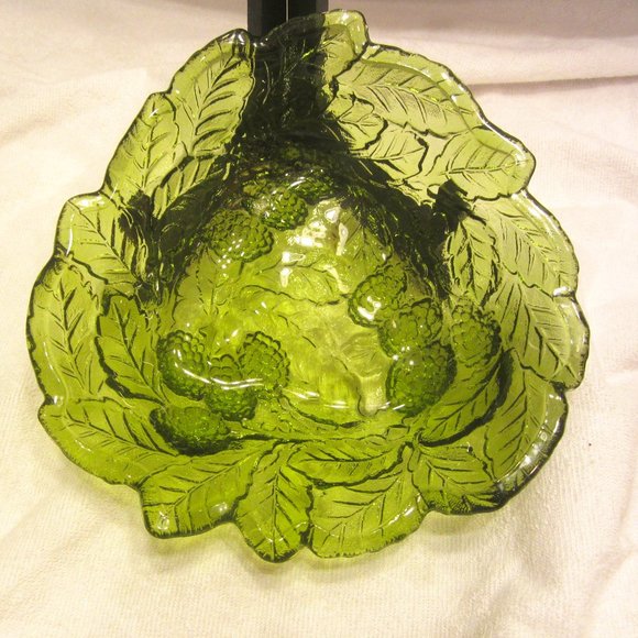 VTG GREEN GLASS CANDY DISH W/LEAVES & PINECONES, TRIANGLE SHAPED - Picture 1 of 4